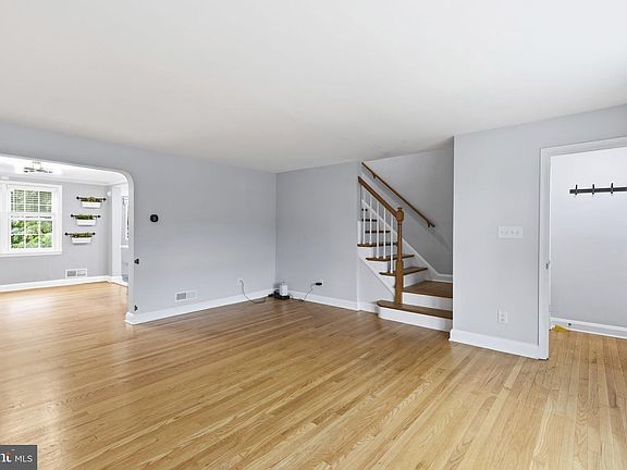 3rd image of 1587 Doxbury Rd