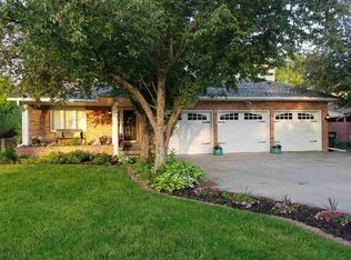 3132 Lakepark Ln, Hastings, NE 68901