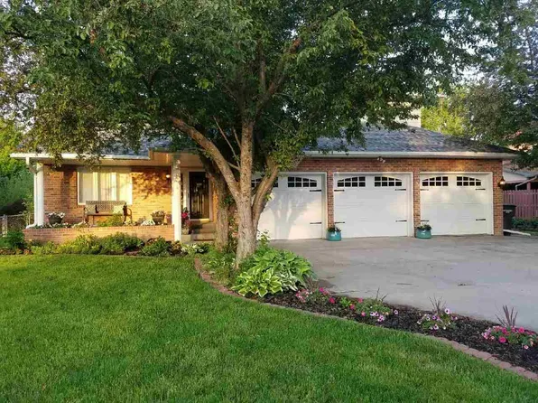 3132 Lakepark Ln, Hastings, NE 68901