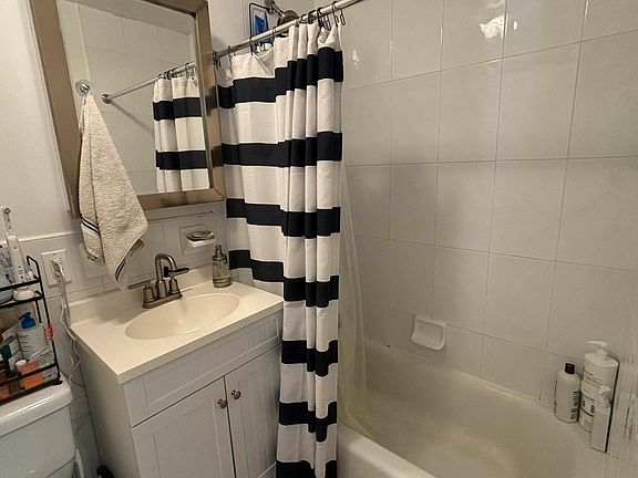 4th image of 20-50 29th St #4