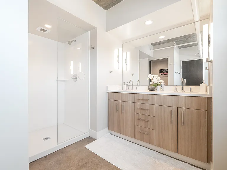 2135 Commerce St — Photo 11