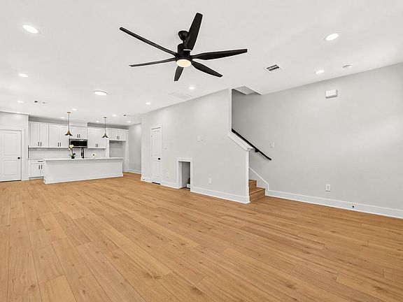 4th image of 7826 Beckley Street Front