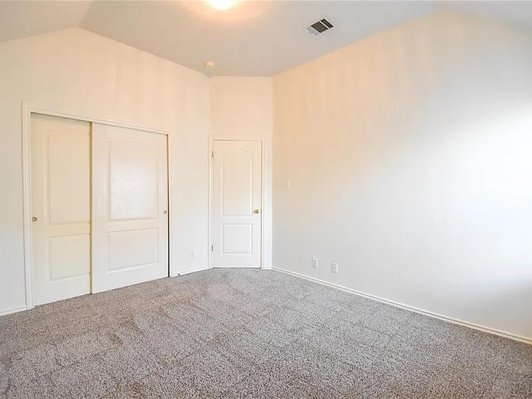 2101 Smoke Tree Trl — Photo 5