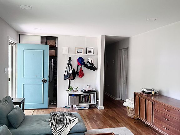 5th image of 601 E 109th St