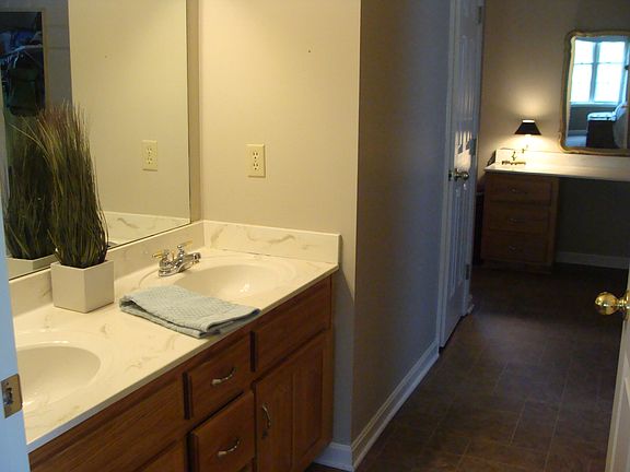 4th image of 14 Lakeview Ln