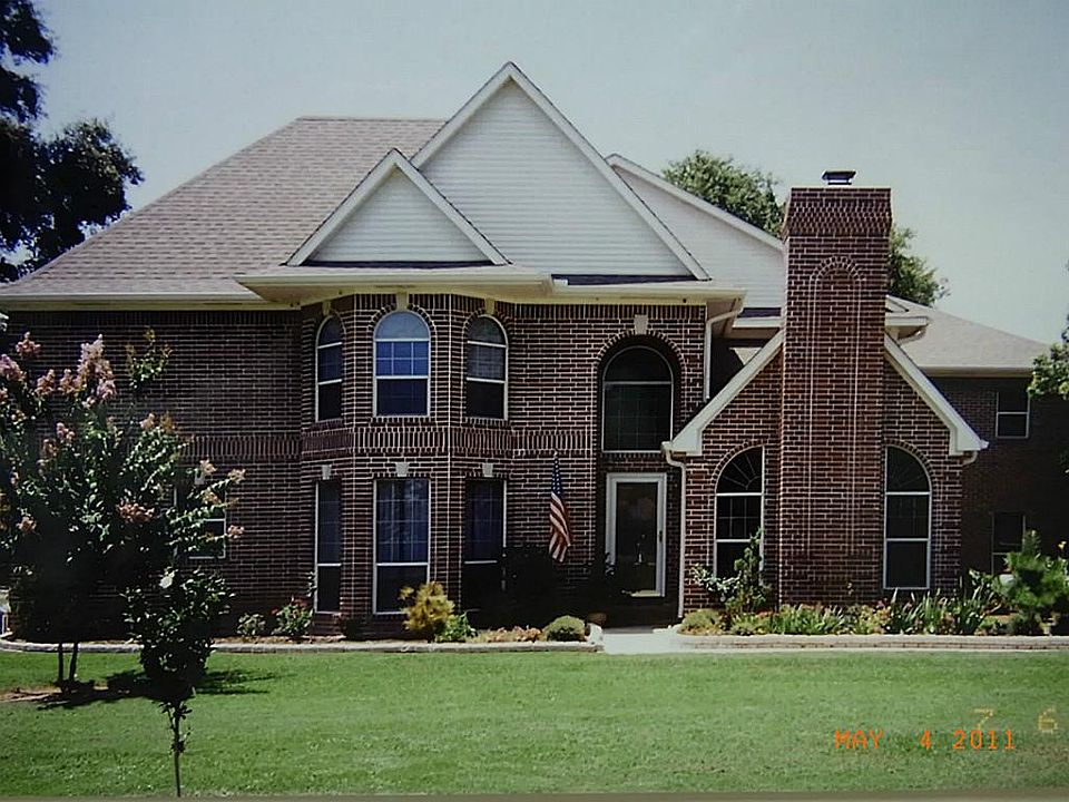 BEAUTIFUL HOME IN A HIGHLY SOUGHT AFTER NEIGHBORHOOD!