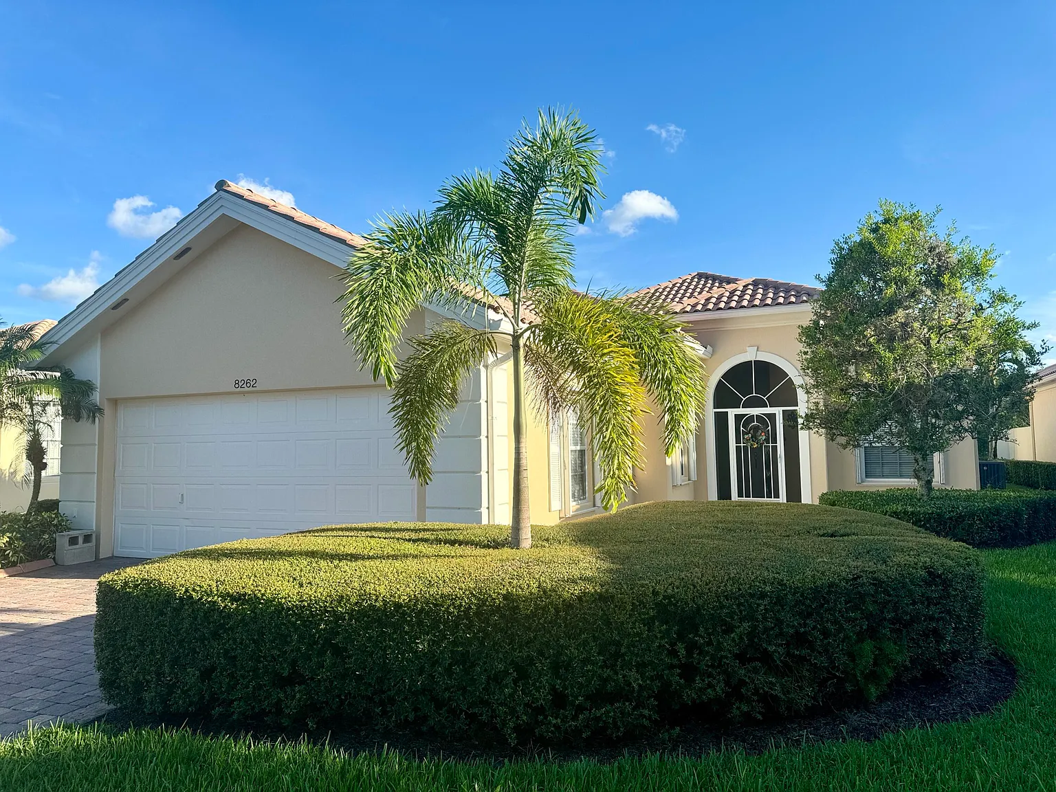 3 bed, 2.0 bath, 2001 sqft, $6,500 — Photo 2
