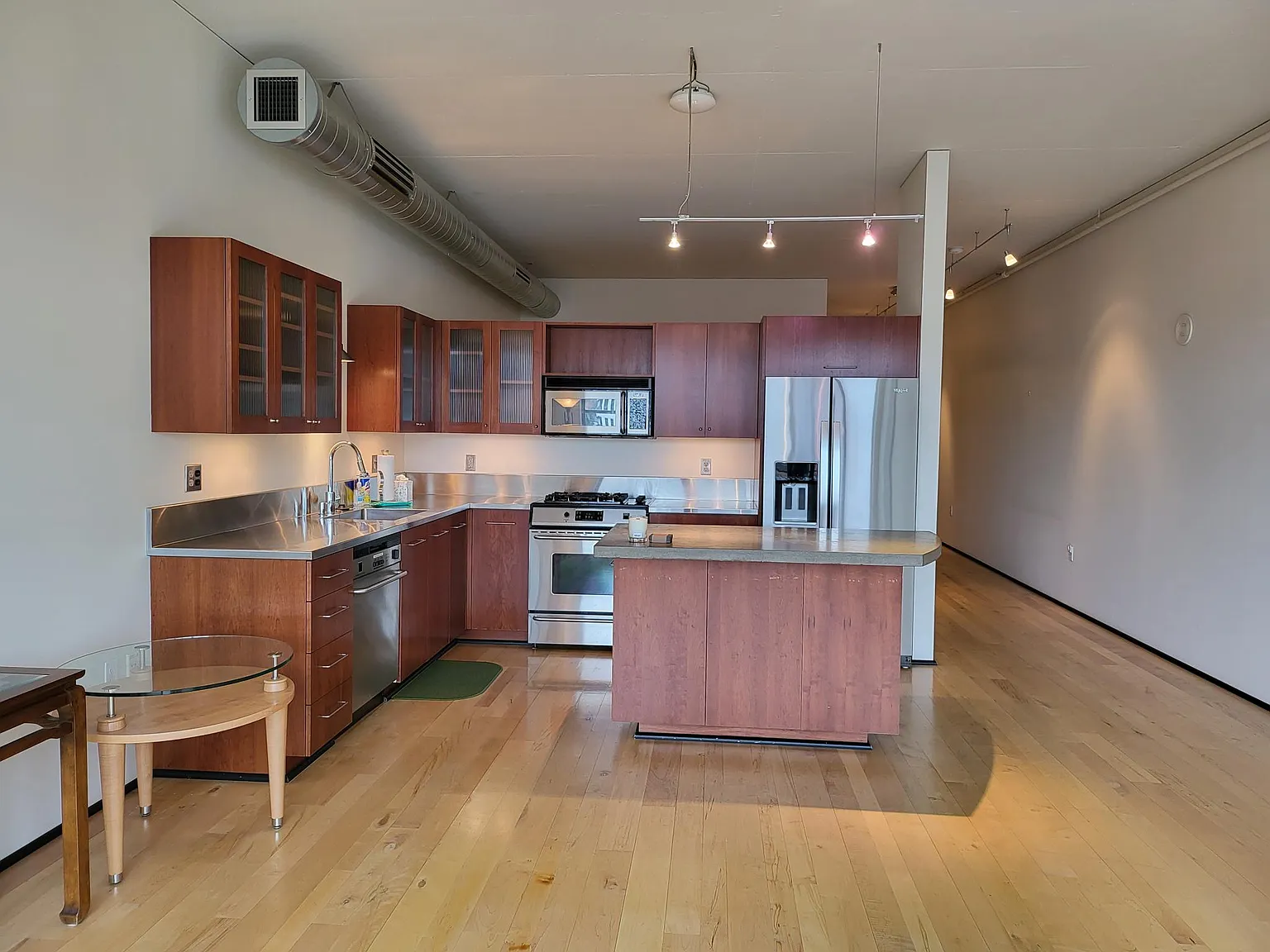 1 bed, 944 sqft, $2,415 — Photo 3