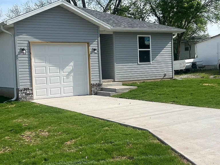 659 W Marsh St — Photo 2