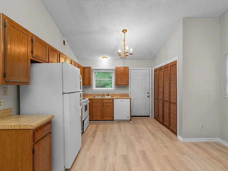 126 Windsor Ct — Photo 11