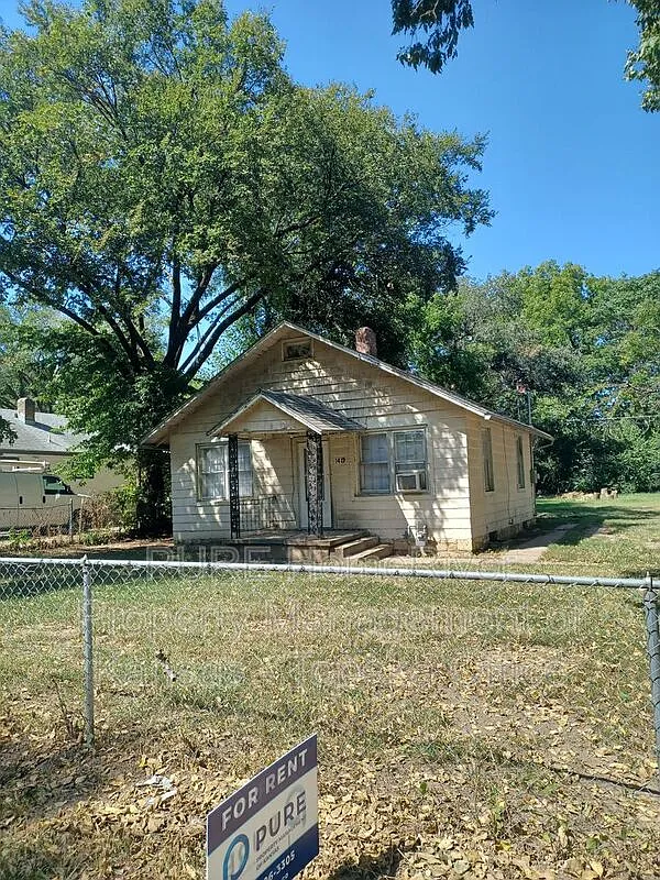 2 bed, 1.0 bath, 676 sqft, $875 — Photo 1