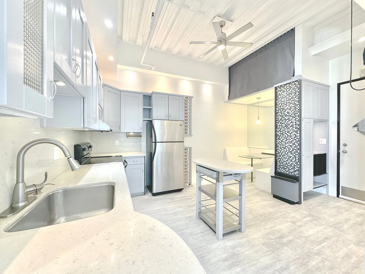 Top floor modern crafted spacious 1 Bed + 1 Bath — Photo 4