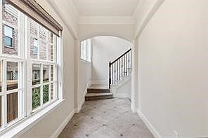 4th image of 555 Waterloo Dr