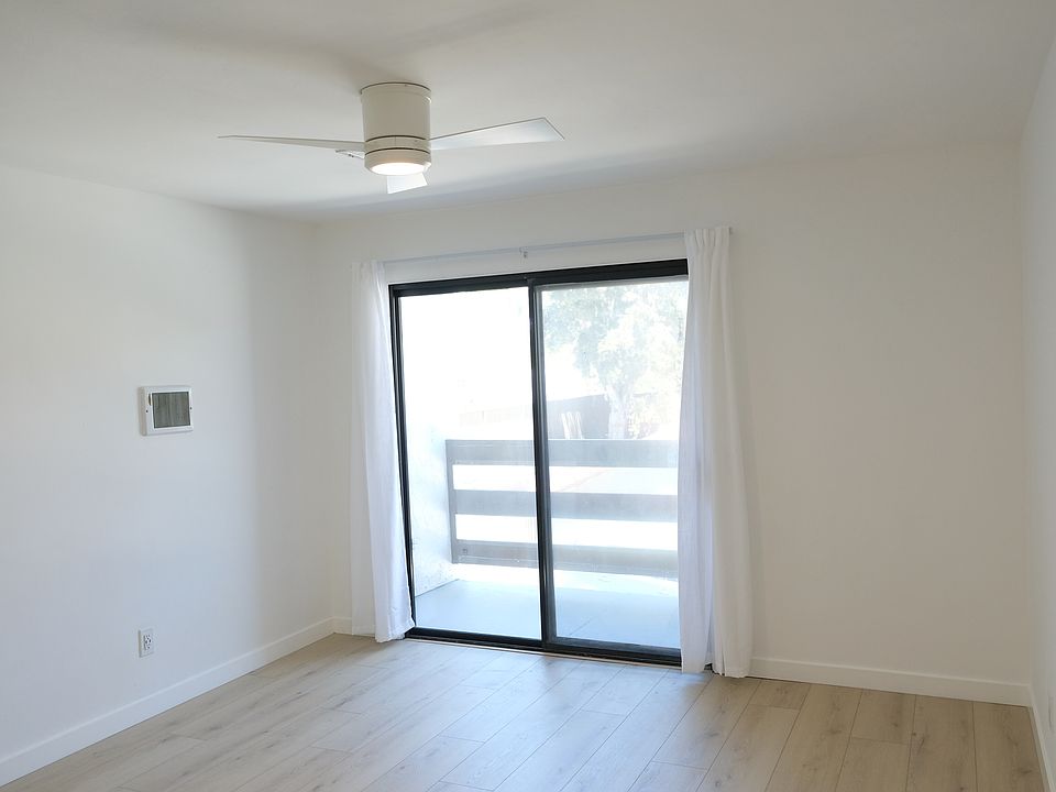 2/2 Living room