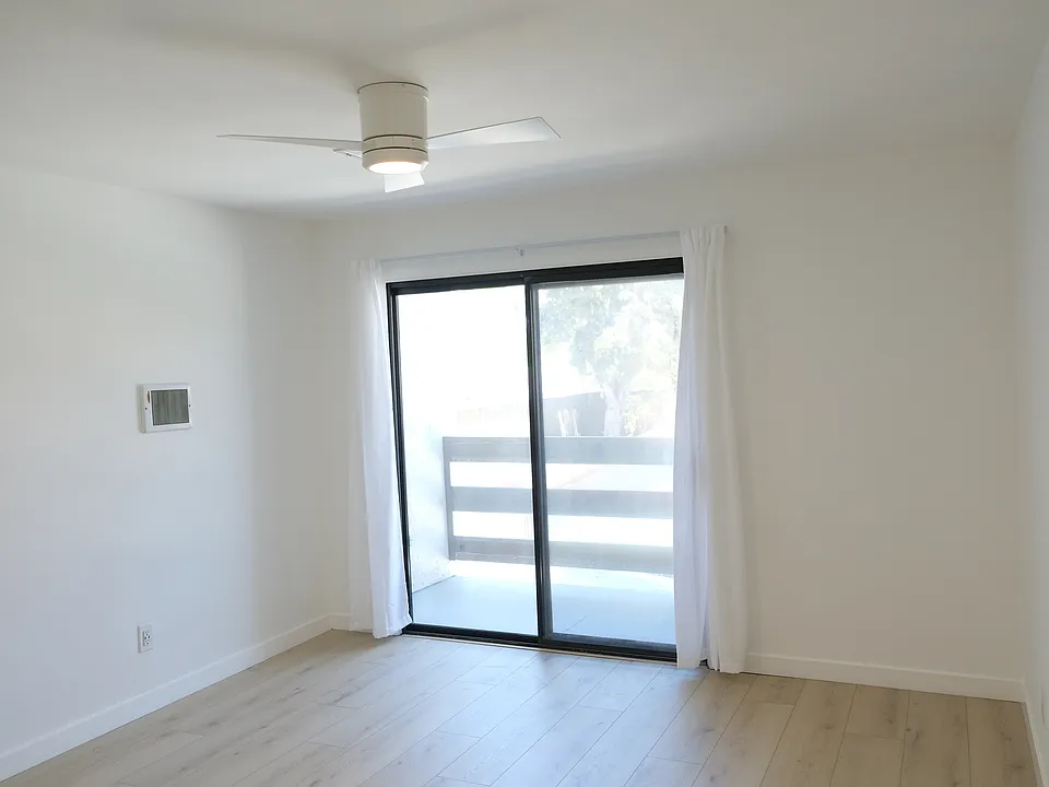2/2 Living room