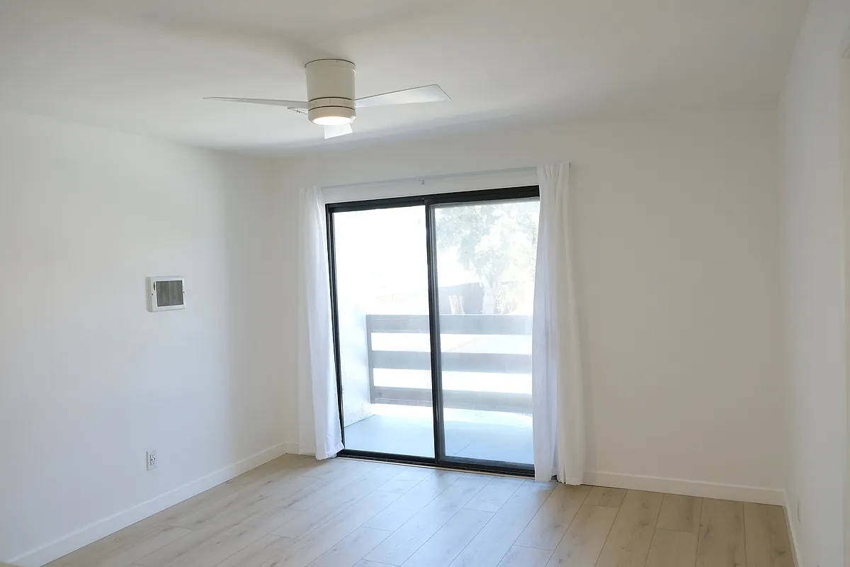 2/2 Living room - Golden Glen