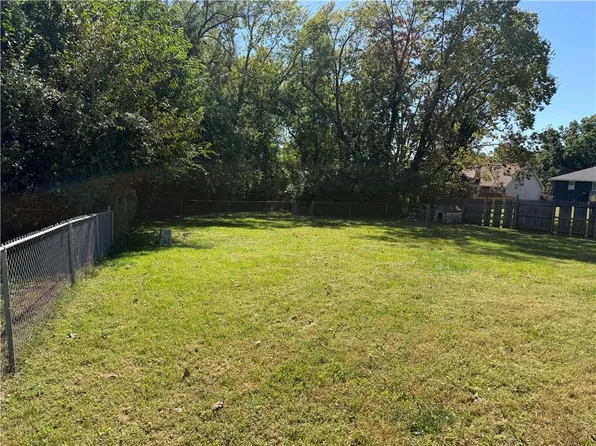 8909 E 87th St, Raytown, MO 64138