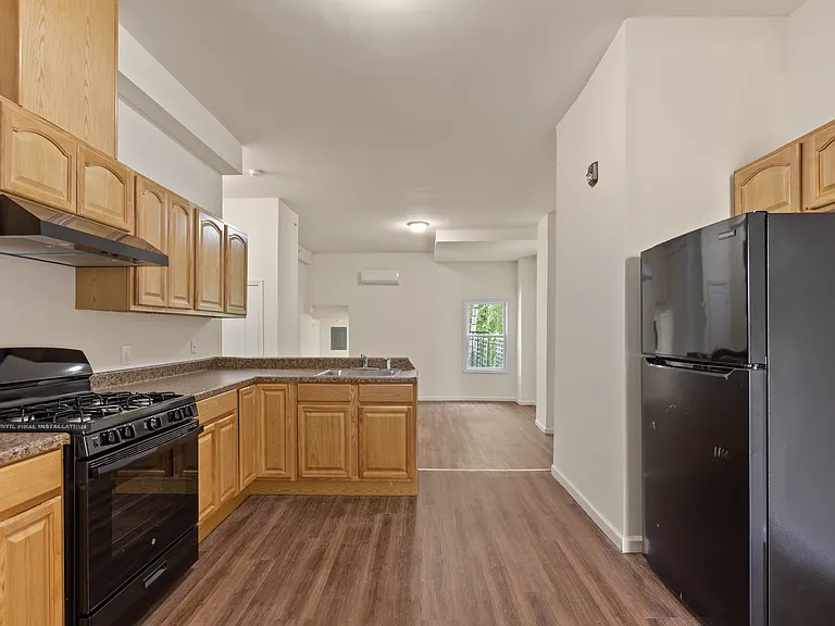 212 N Clinton Ave — Photo 2