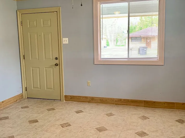 5255 Astoria Dr — Photo 4