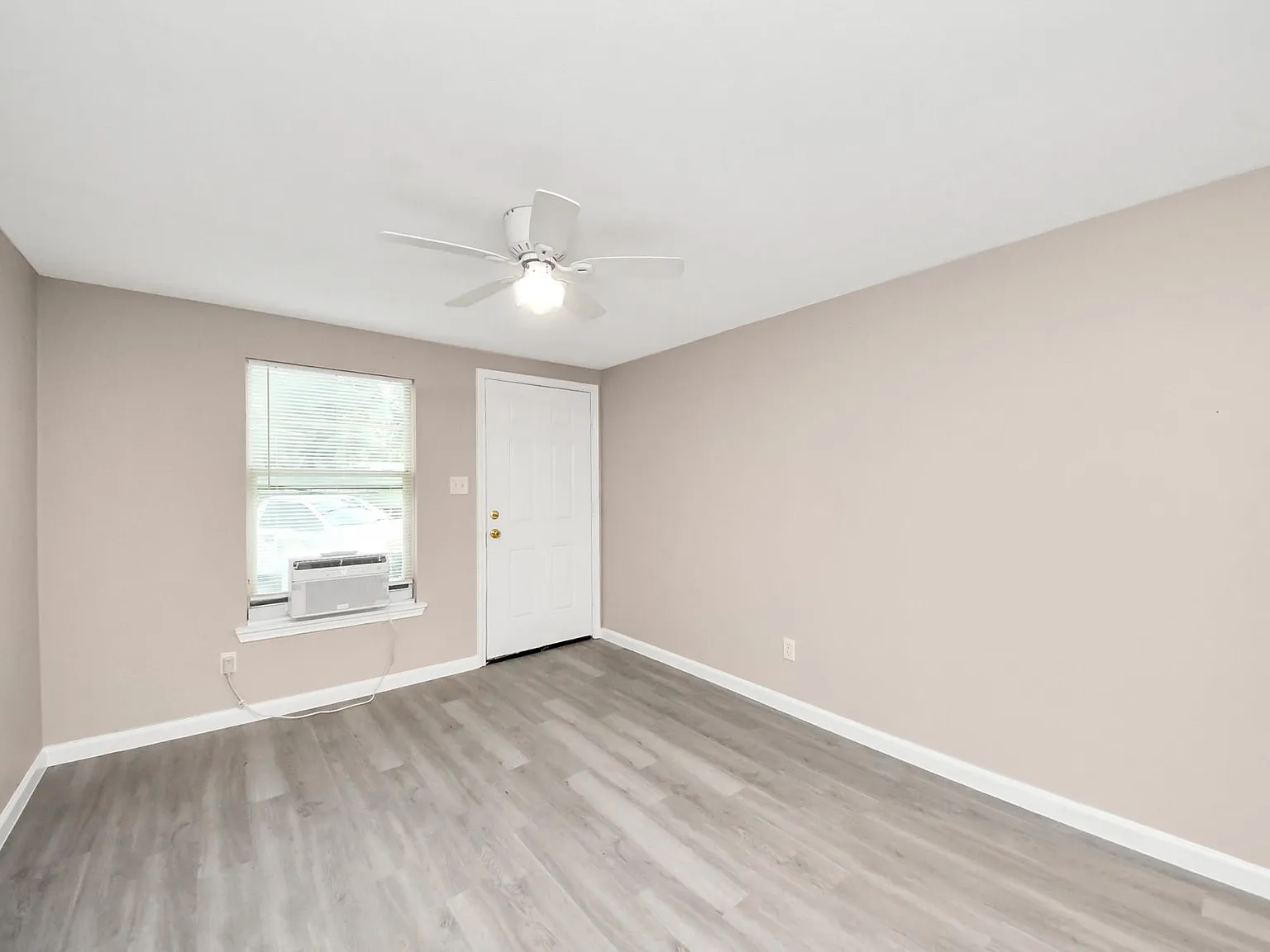 1 bed, 1.0 bath, 704 sqft, $1,100 — Photo 4