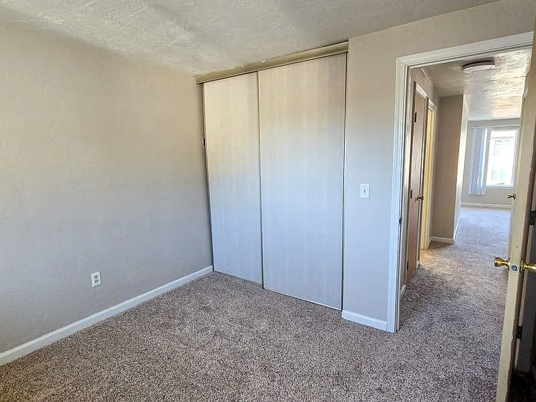 Apartment in West Salem near banks, shopping areas, bus lines, and downtown! ~ Colonial — Photo 99