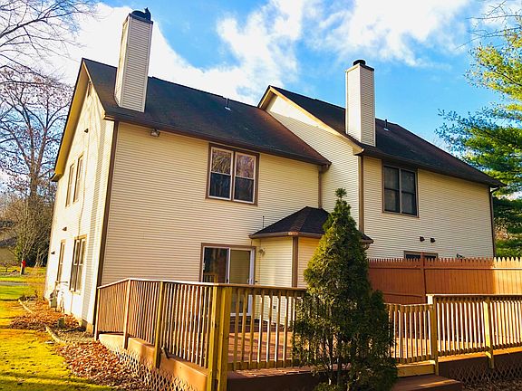 Expansive deck for relaxing and entertainment!