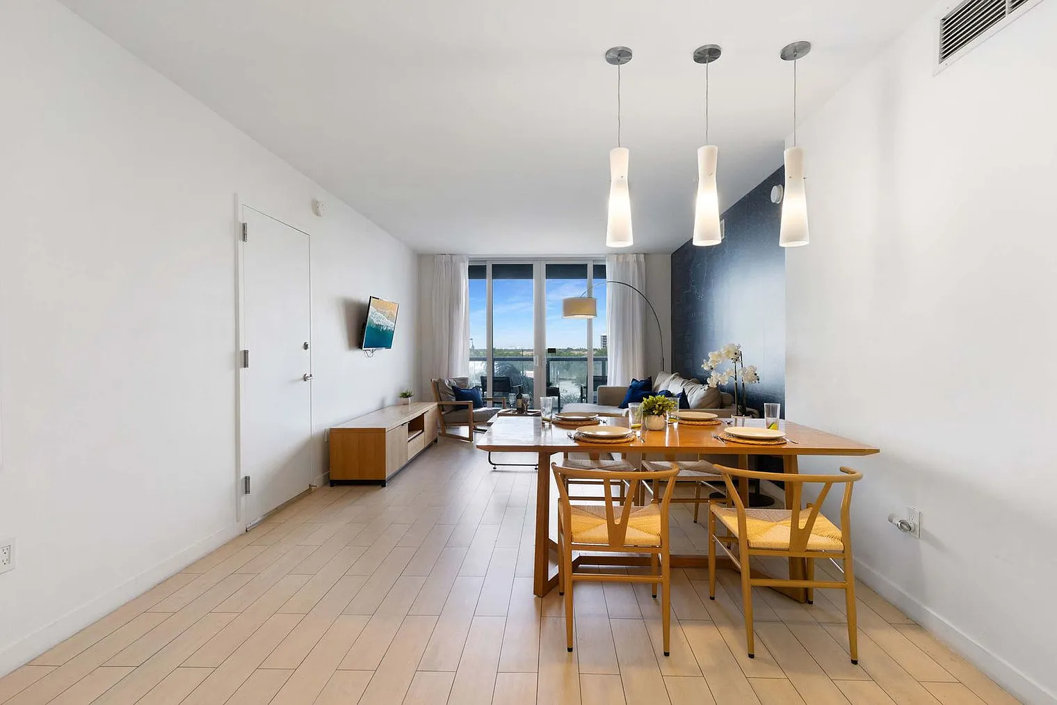 2 bed, 2.0 bath, 990 sqft, $3,863 — Photo 4