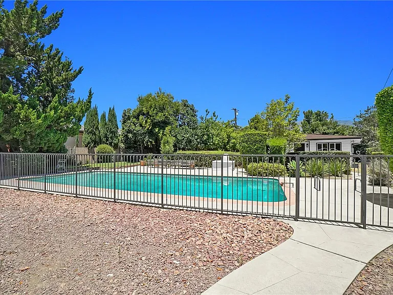 325 W Le Roy Ave — Photo 35