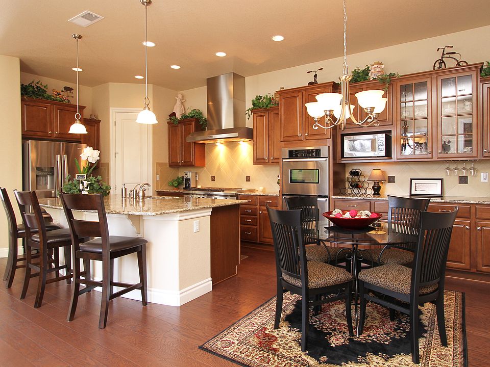 Gorgeous kitchen w/ huge center island, slab granite, designer tile