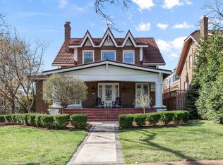 7700 Country Club Ct, Saint Louis, MO 63105