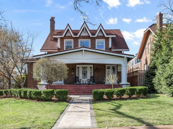 7700 Country Club Ct, Saint Louis, MO 63105