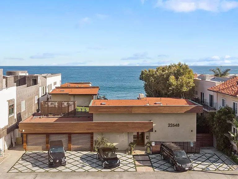 Located directly off of PCH, within walking distance to favourite restaurants.