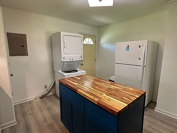 5th image of 323 Meadow Ln