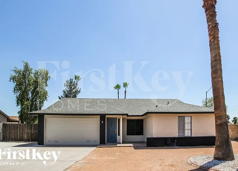 4237 W Grovers Ave — Photo 2