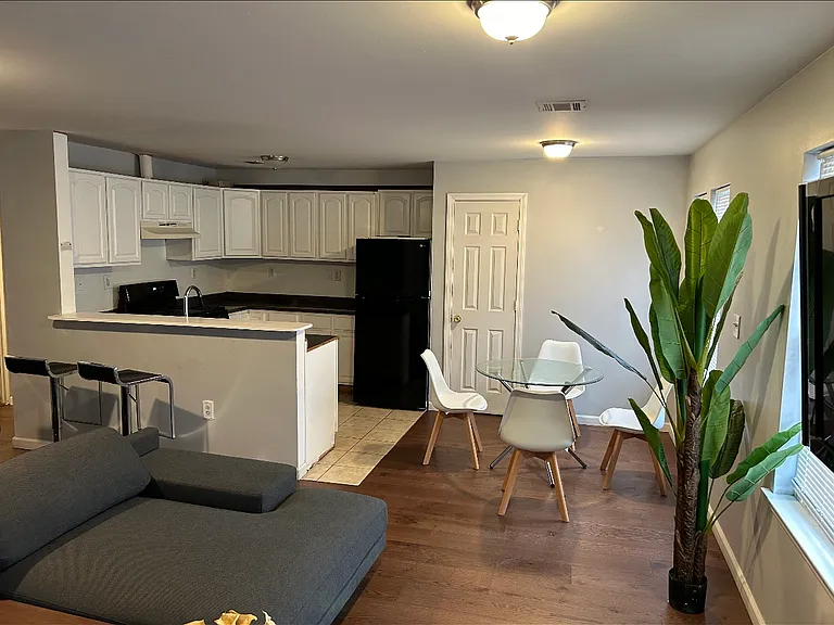 Leslie St — Photo 6