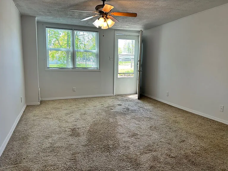 914 W Ash St — Photo 9