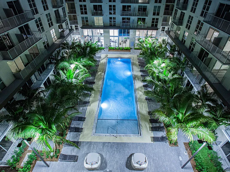 850 Living — Photo 19