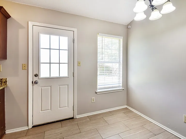 2545 Waverly Dr — Photo 6