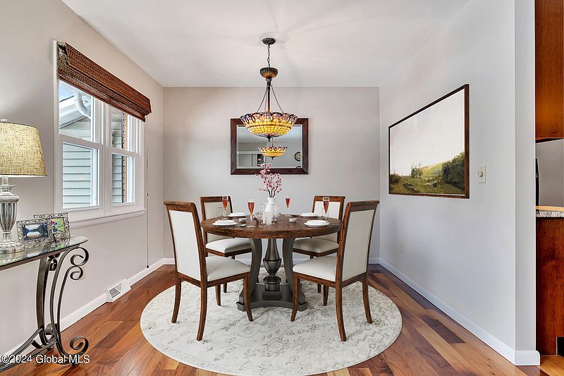 5th image of 10 Danielwood Dr