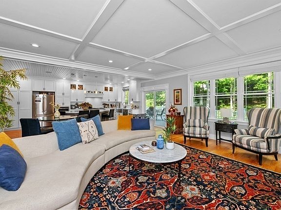 5th image of 456 Chestnut St