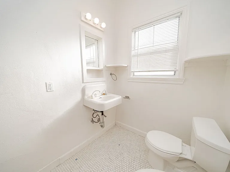 544 37th Street — Photo 10