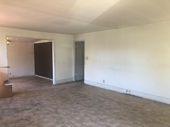2nd image of 1051 Holly Ln