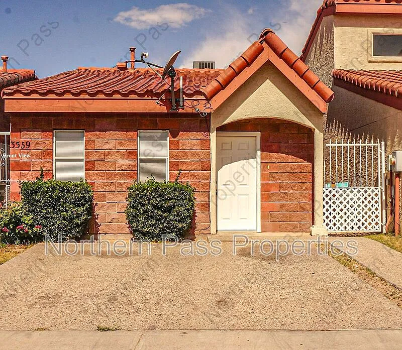 3 bed, 1.0 bath, 926 sqft, $1,245 — Photo 1