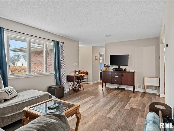 4th image of 205 Leonard St