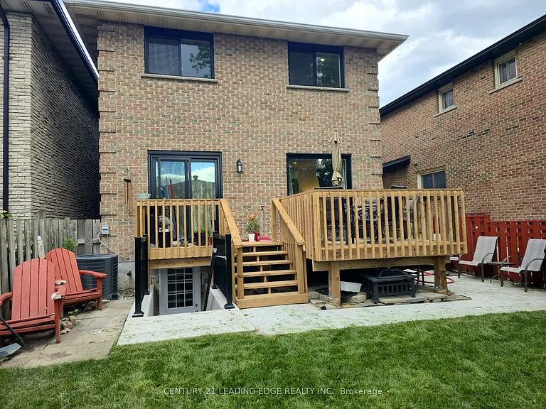 11 Radford Cres #MAIN FLR — Photo 21
