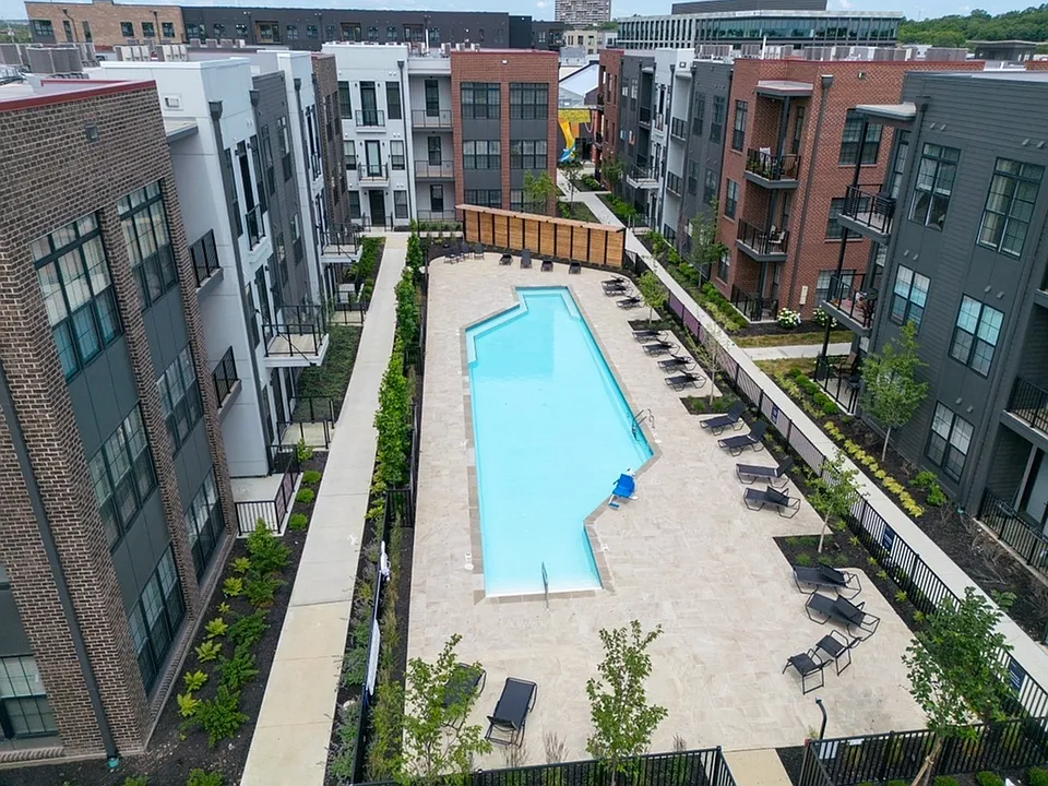 The 8 on the Park Lounge & pool.