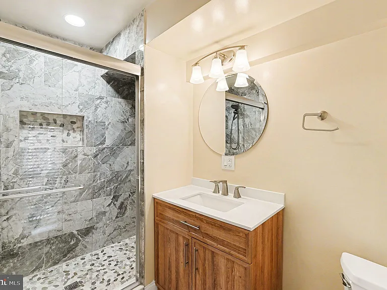 338 N Charles St — Photo 21