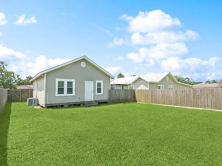 112 Saint Charles Pl — Photo 11