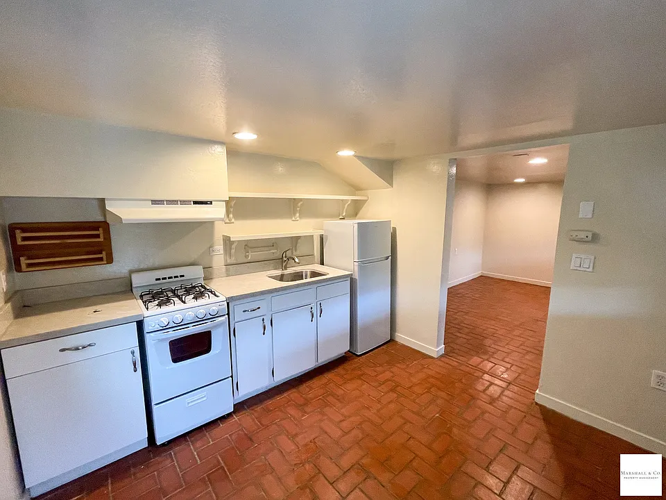 112 West St #C