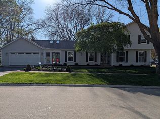452 Longview Dr, Geneva, IL 60134